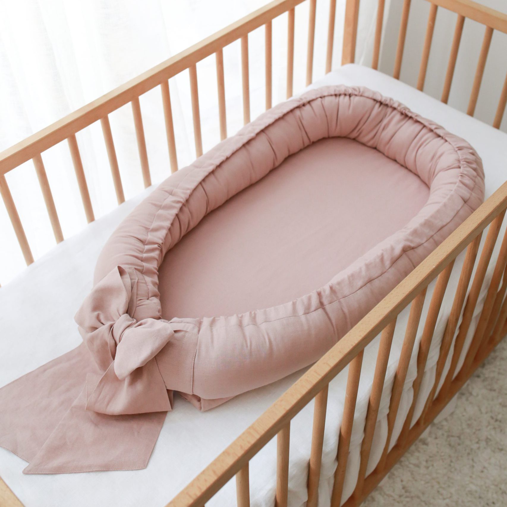 Linen babynest with bow powder pink