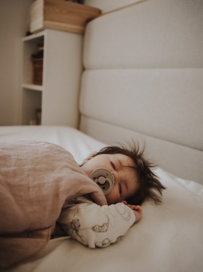 śpiworek do spania niemowlęcy z falbanką lniany